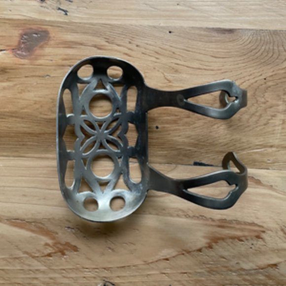 Vintage Style Metal Soap Holder - Picture 4 of 4